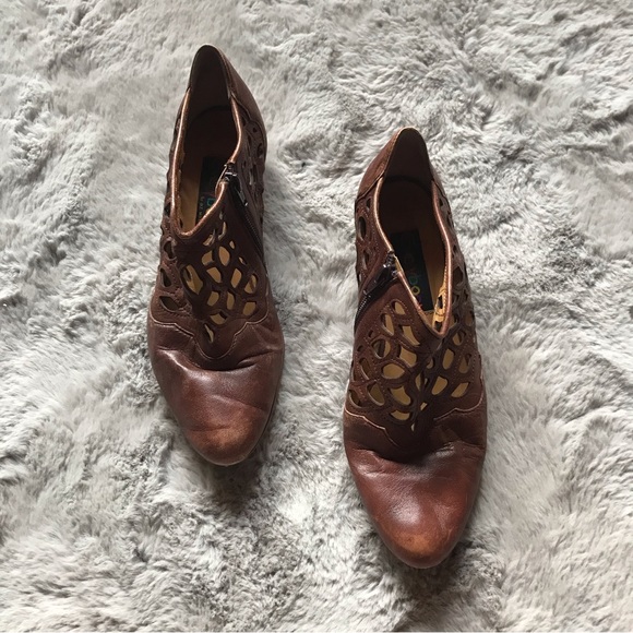 Unique Vintage brown leather loafers with cut out design by Everybody by BZ Moda - Picture 8 of 12
